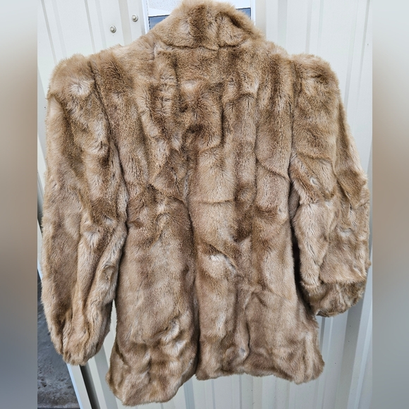 LAVISH QUALITY FAUX FUR VEGAN COAT ~ VERY PLUSH SIZE: SML-MEDIUM - Picture 2 of 4